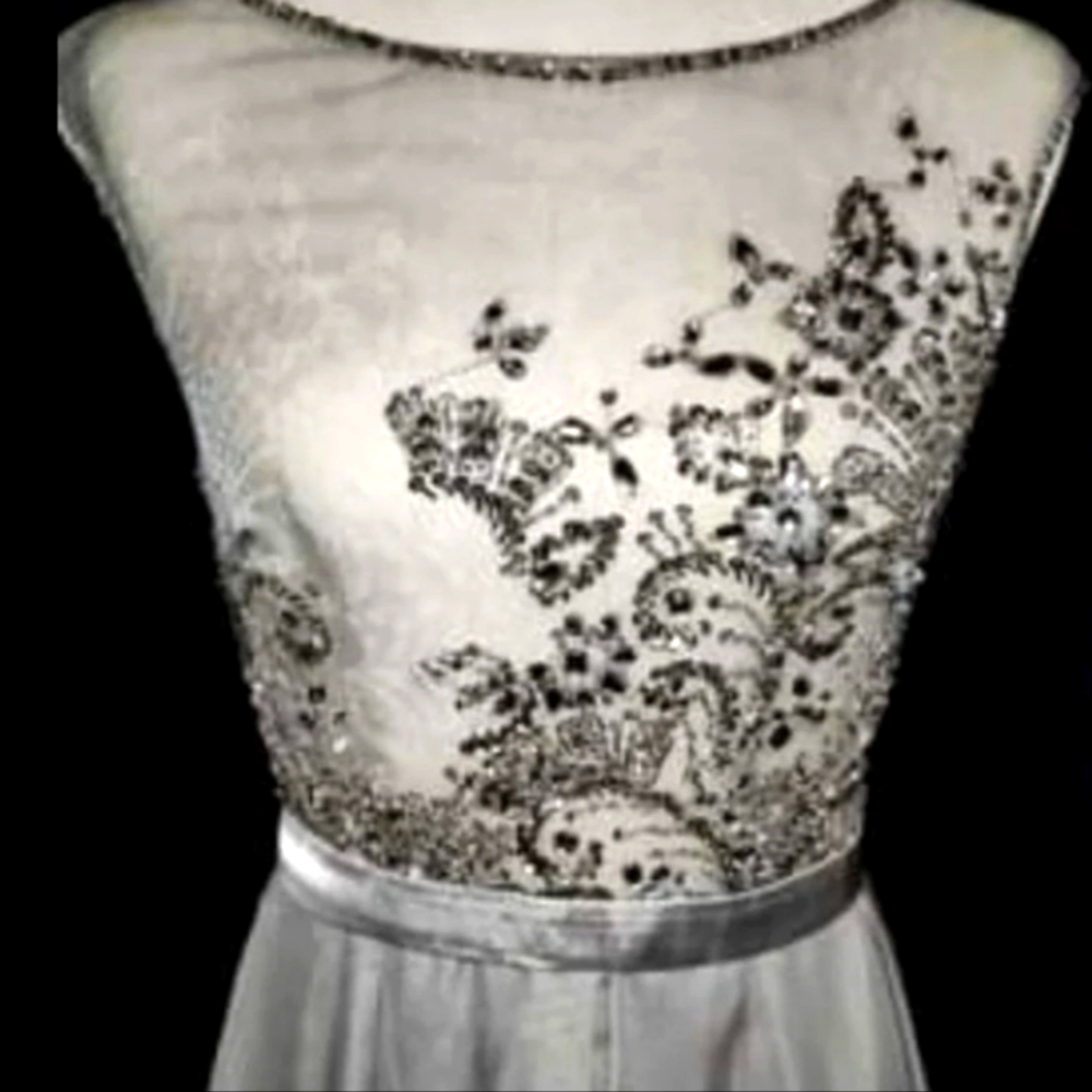 BEAUTIFUL SILVER PROM/FORMAL GOWN by IZILADY